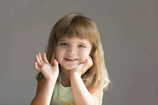 Retrato Niña Sonriente Saludando Mano Mirando Cámara Haciendo Videollamada Grabación —  Fotos de Stock