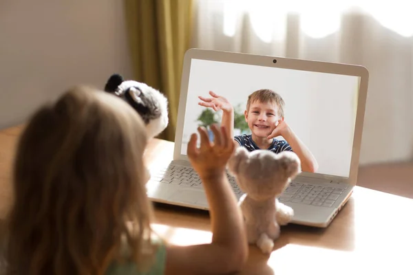 Dziewczynka Wykonująca Wideo Rozmowę Przyjacielem Laptopie Domu Patrząca Ekran Komputera — Zdjęcie stockowe