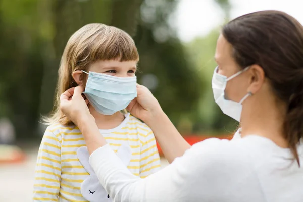 Mutter Mit Medizinischer Maske Setzt Ihrer Tochter Freien Eine Schutzmaske — Stockfoto