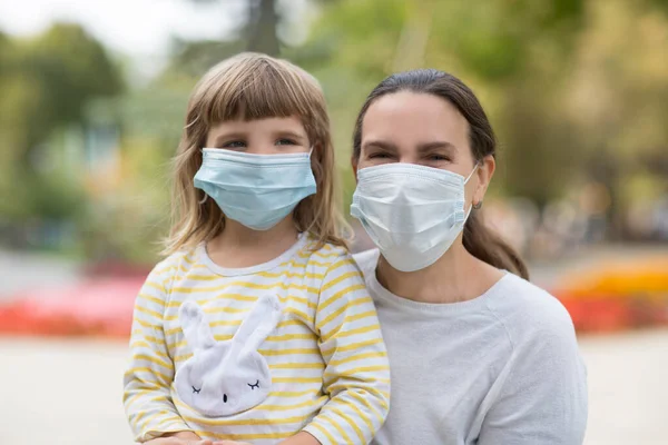 Mutter Mit Medizinischer Maske Setzt Ihrer Tochter Freien Eine Schutzmaske — Stockfoto