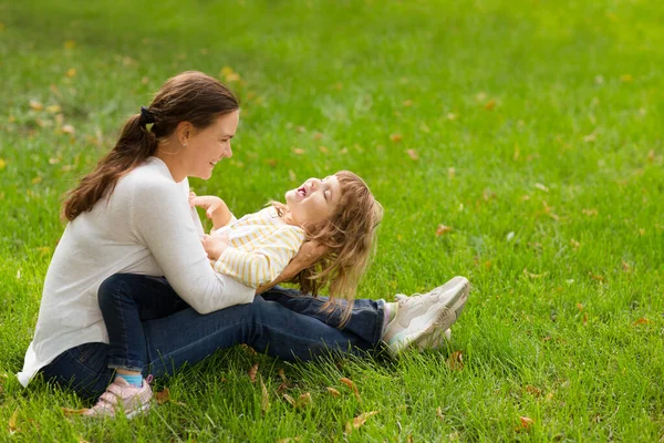 Glückliche Mutter Und Ihre Kleine Tochter Sitzen Gras Und Haben — Stockfoto