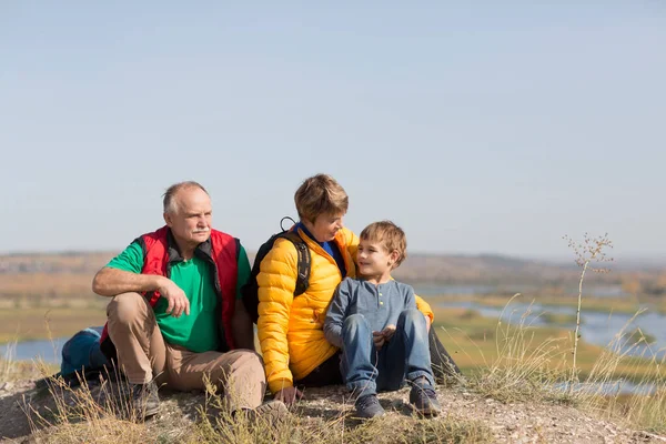 Abuelos Con Nieto Pasar Tiempo Juntos Naturaleza Otoño —  Fotos de Stock