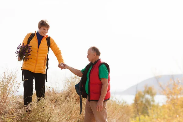 Pareja Mayor Con Mochila Paseo Una Naturaleza Otoñal Viajes Hiperlocales — Foto de Stock