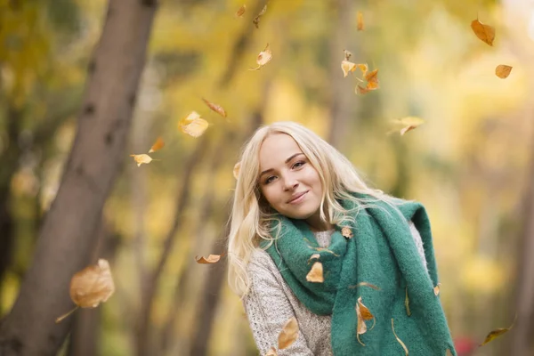 Güzel Sarışın Kadın Sonbahar Parkında Eğleniyor — Stok fotoğraf