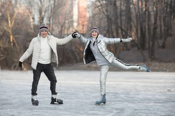 Weihnachten Glückliches Paar Haben Spaß Schlittschuh Schlittschuhe Auf Freien Winter Stockbild