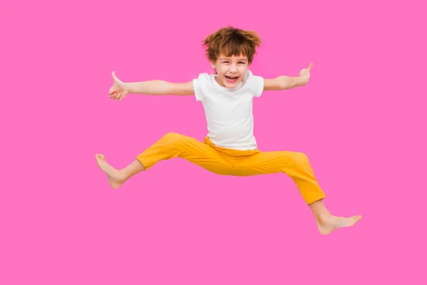 Alegre Niño Saltando Sobre Fondo Rosa —  Fotos de Stock