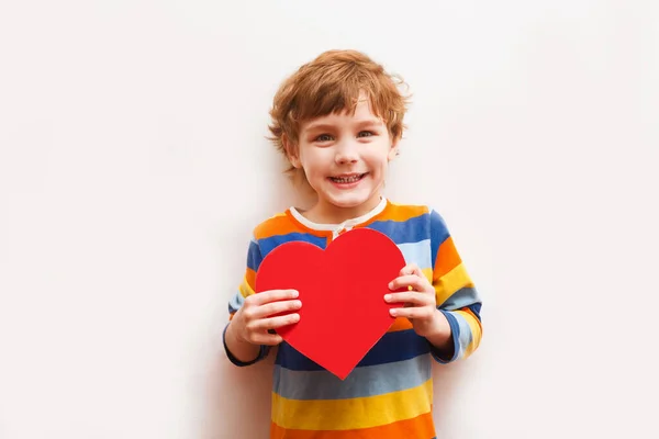 Leende Litet Barn Sex Gammal Håller Papper Hjärta Bakgrunden Lycklig — Stockfoto