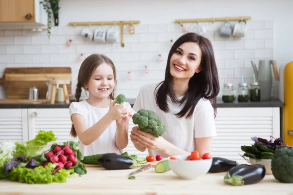Mor Och Dotter Matlagning Hälsosamma Grönsaker Tillsammans Köket Hjälp Barn — Stockfoto