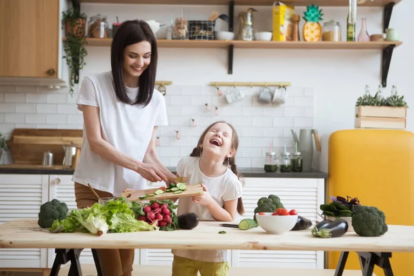Mor Och Dotter Matlagning Hälsosamma Grönsaker Tillsammans Köket Hjälp Barn — Stockfoto