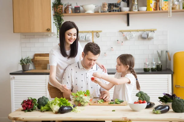 Lycklig Mor Till Familjen Far Och Dotter Matlagning Hälsosamma Grönsaker — Stockfoto
