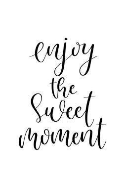 Elle çizilmiş sözcüğü. Fırça kalem yazı tatlı anı ifade Enjoy ile.