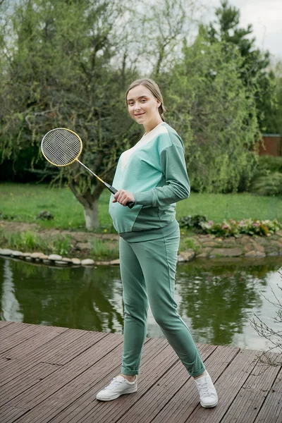 Όμορφη Έγκυος Γυναίκα Πηγαίνει Για Σπορ Στη Φύση — Φωτογραφία Αρχείου