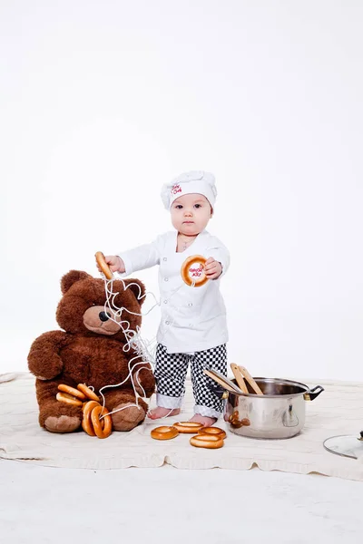 Klein Meisje Een Kok Pak Bereidt Speelgoed Voedsel — Stockfoto