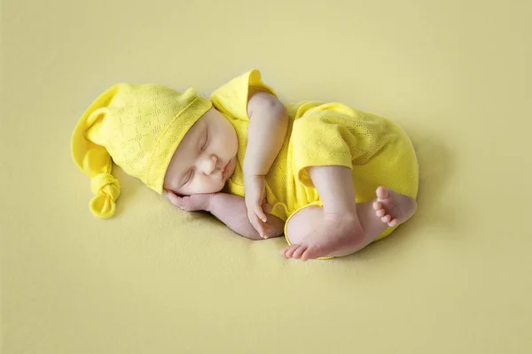 Красивая Новорожденная Девушка Красивом Желтом Костюме Спит — стоковое фото