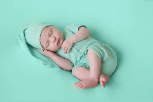 Beautiful Newborn Girl Mint Suit Sleeps — Stock Photo, Image