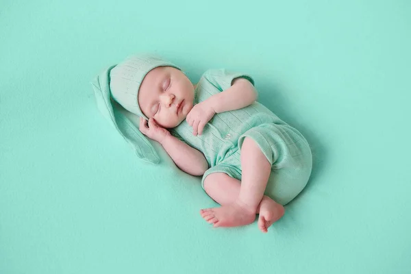 Красивая Новорожденная Девушка Мятном Костюме Спит — стоковое фото