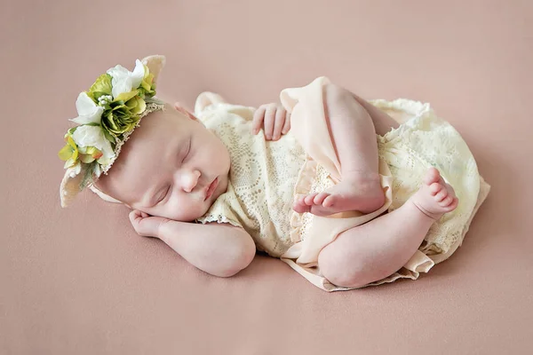 Krásná Novorozená Dívka Žlutém Obleku Spí Royalty Free Stock Fotografie