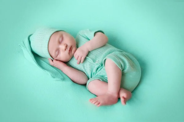 Krásná Novorozená Dívka Mátovém Obleku Spí Stock Obrázky