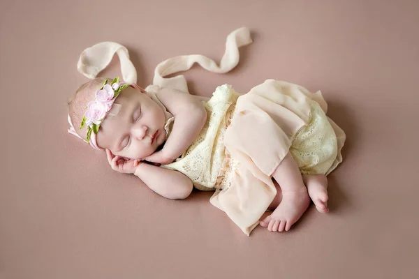 美しいレースのドレスを着た美しい新生児の女の子が眠る — ストック写真