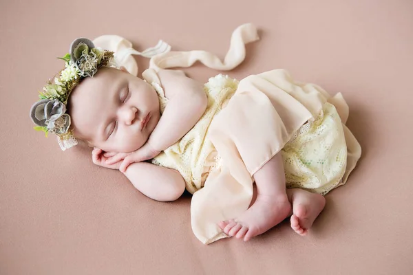 Bela Menina Recém Nascida Belo Vestido Renda Dorme — Fotografia de Stock