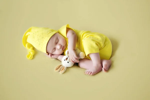 Красивая Новорожденная Девушка Желтом Костюме Спит — стоковое фото
