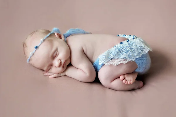 Belle Jeune Fille Dans Costume Bleu Dort Sur Fond Bleu — Photo