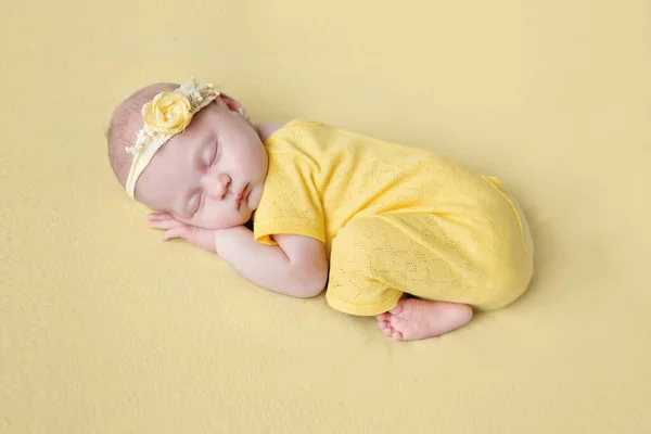 Красивая Новорожденная Девушка Желтом Костюме Спит — стоковое фото