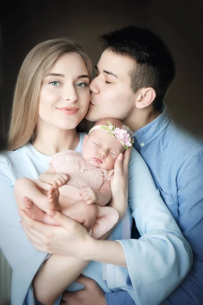 Portrait Happy Young Family Child — Stock Photo, Image
