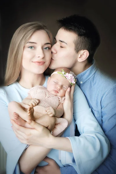 Portret Van Gelukkig Jong Gezin Met Een Kind — Stockfoto