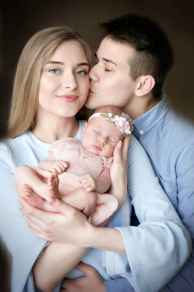 Portrait Happy Young Family Child — Stock Photo, Image