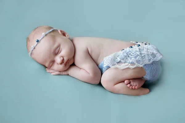 Krásná Novorozená Dívka Modrém Obleku Spí Modrém Pozadí Royalty Free Stock Obrázky