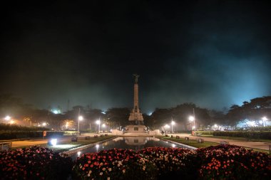 Praia Vermelha 'daki General Tiburcio Meydanı' nda Sisli Gece Urca, Rio de Janeiro, Brezilya