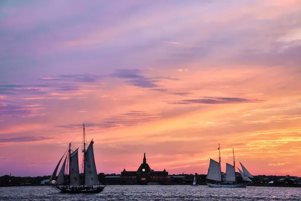 Hudson Nehri 'nden geçen iki tekne Dusk - New York City, ABD