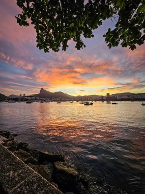 Brezilya 'nın Rio de Janeiro şehrinde Urca Rıhtımı ve Corcovado üzerinde canlı günbatımı renkleri