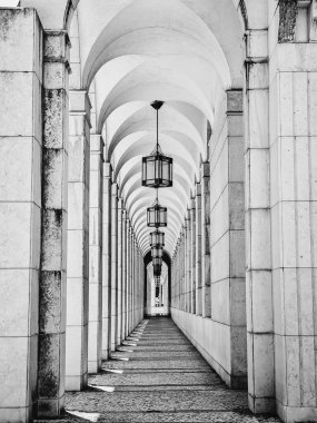 Siyah ve Beyaz Simetrik Arkalı Sütunweather condition