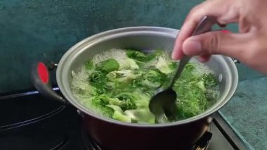 Yeşil bir çorbanın yanına bir kase taze sebze koyun.