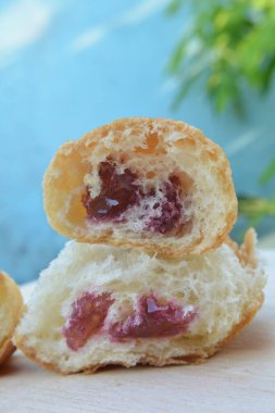 Taze çilekli kurabiyelerin yakın görüntüsü