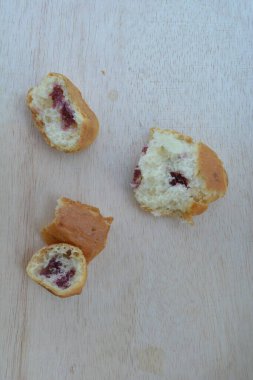 Taze ve lezzetli kruvasanlar masada.