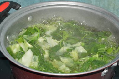 yeşil lahana tencerede