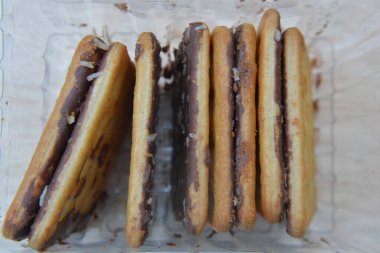 Kremalı ve şekerli çikolatalı kurabiye.