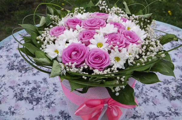 Hermoso Ramo Con Diferentes Flores Rosas Crisantemos Ramo Colorido Diferentes — Foto de Stock