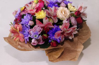 Güzel buket farklı çiçek, gül ve krizantem. Renkli buket farklı taze çiçek, yakın çekim