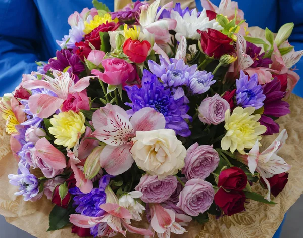 Bellissimo Bouquet Con Diversi Fiori Rose Crisantemi Nelle Mani Uomo — Foto Stock