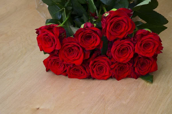 Rosa roja sobre una mesa de madera —  Fotos de Stock