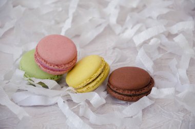 Bademli kurabiye, hafif bir arka plan üzerinde parlak renklerin badem çerezler yakın çekim