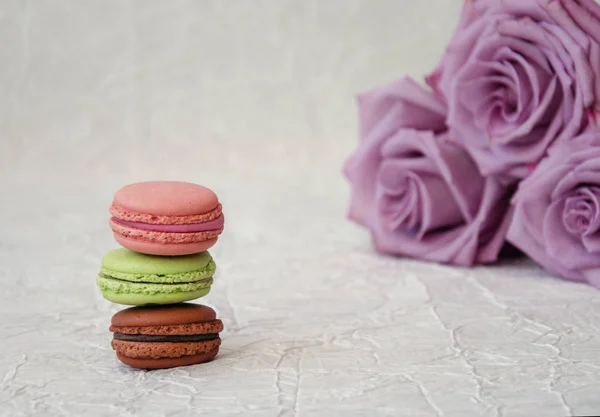 Makkaroni Kekse Leuchtenden Farben Auf Hellem Hintergrund Und Blumen Rosen — Stockfoto