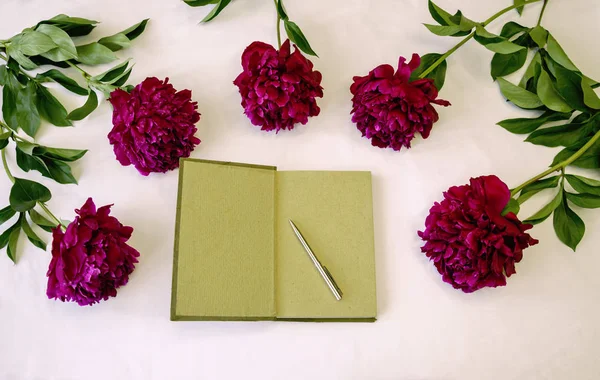 Notebook Planning Memories Pen Surrounded Peony Flowers — Stock Photo, Image