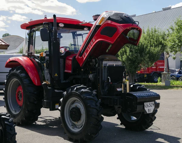 Kiev, Ukrayna 7 Haziran 2018, traktör Ulusal kompleksi 