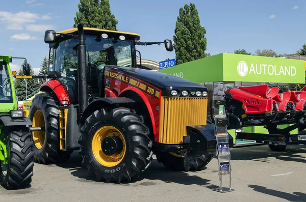 Kiev, Ukrayna 7 Haziran 2018, traktör Ulusal kompleksi 