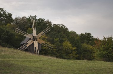 Sonbahar bir arka plan, ağaç ve mavi gökyüzü Ukrayna eski ahşap değirmen